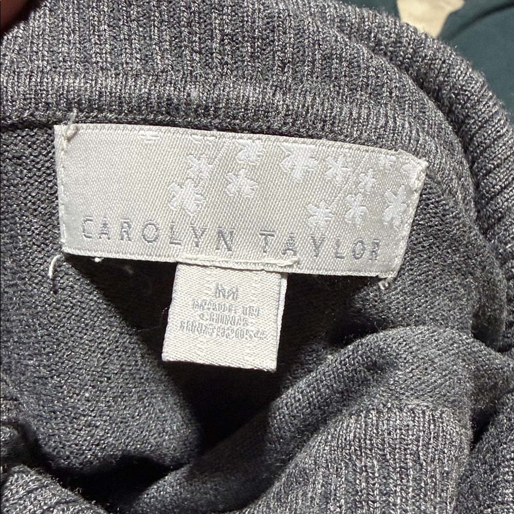 Carolyn Taylor gray‎ scalloped detailed sweater women's size medium - Picture 4 of 4